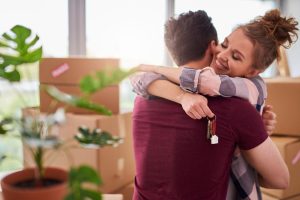 Praktische tips voor verhuizen in Apeldoorn: voorbereiding, inpakken en professionele verhuiswagen met dozen
