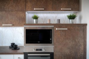 Een moderne, strakke keuken met greeploze fronten en een efficiënte werktriangle voor optimaal kookgemak