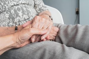 Ergotherapeut begeleidt ouderen bij huisaanpassingen voor langer zelfstandig thuis wonen in Almere