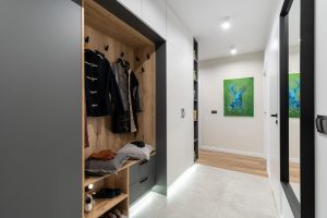 Moderne garderobekast op maat in slaapkamer met perfecte passing en georganiseerde indeling